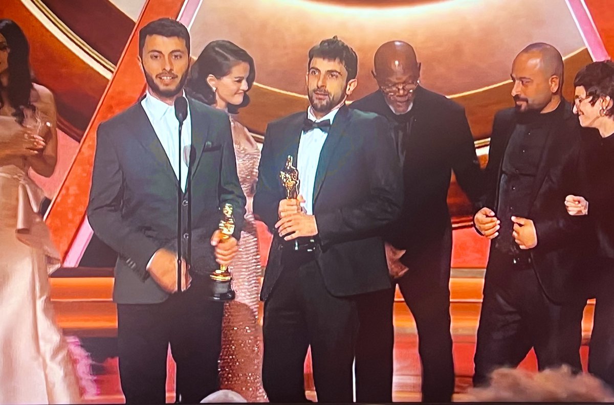 El codirector de No Other Land <a href="/basel_adra/">Basel Adra</a>:

“Que mi hija no tenga que vivir la misma vida que yo, violencia de colonos, demolición de casas, el desplazamiento forzado que mi gente sufre bajo la ocupación israelí. Pedimos al mundo que pare la limpieza étnica del pueblo palestino”