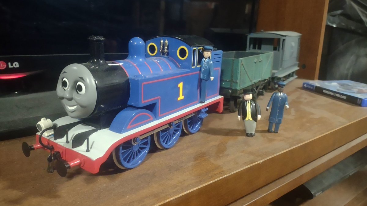 fakeraillover's tweet image. I now have little guys for Thomas! If you&apos;ve had any doubts about buying a miniature from @FlyingPringle put them to rest. They&apos;re so fucking cool I love them so much!!!!!!!