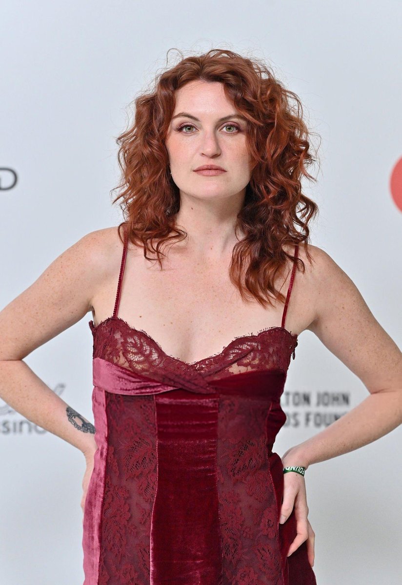 wheremunais's tweet image. 📸 | Katie at the Elton John AIDS Foundation's 33rd Annual Academy Awards Viewing Party