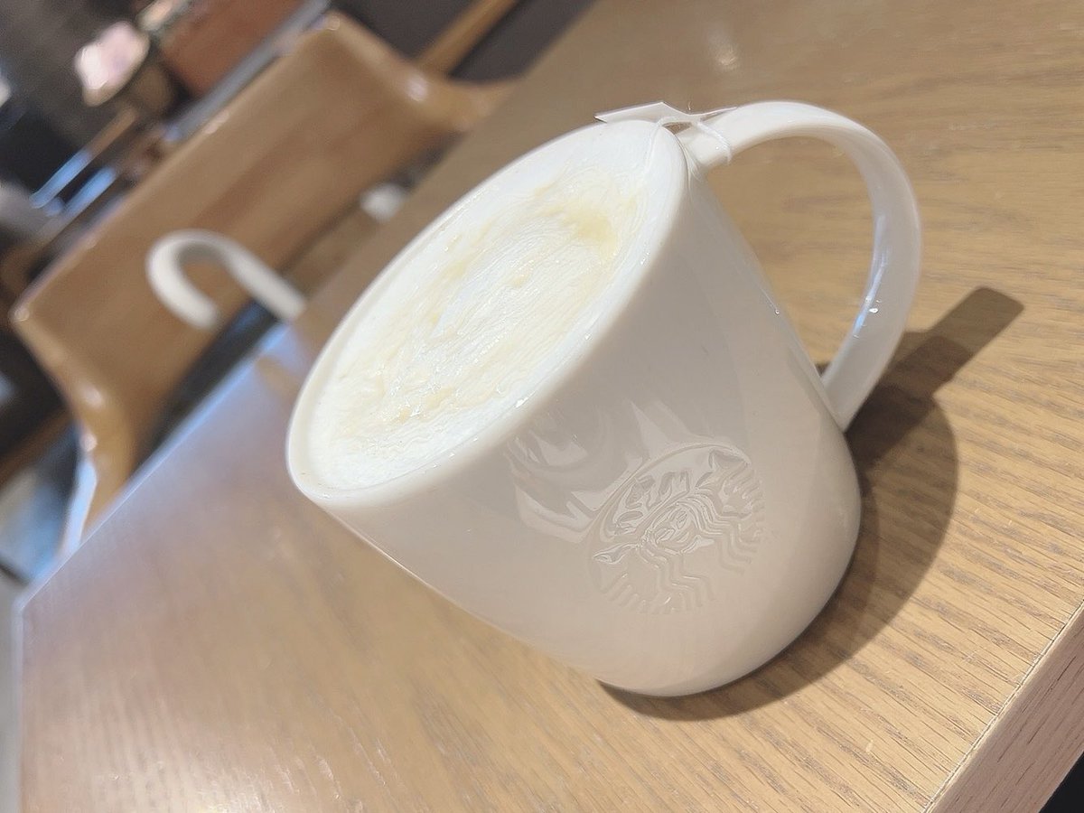 chama_writer's tweet photo. 夫が資格の試験なので、終わるまでスタバでお仕事中です。スマホでできる範囲でぽちぽち執筆。かわいい推し店員さんにキラッキラの笑顔をいただいので、執筆が捗りそうです。笑 https://t.co/Fvmk80L8ux