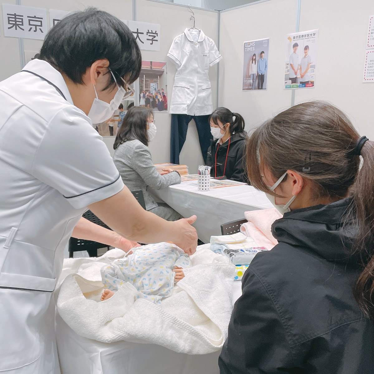 u_ths's tweet photo. 先日、高校生に向けた
『お仕事・学問フェア』に本学も参加しました！

看護師ってどんな仕事？
どんな勉強をするの？
看護師になるためには？
などの高校生の疑問にお答えする、体験と相談コーナーを設けました✨

今回お越しいただいた高校生のみなさんの
看護への興味関心が深まったら嬉しいです😊 https://t.co/sdMt4uTzar