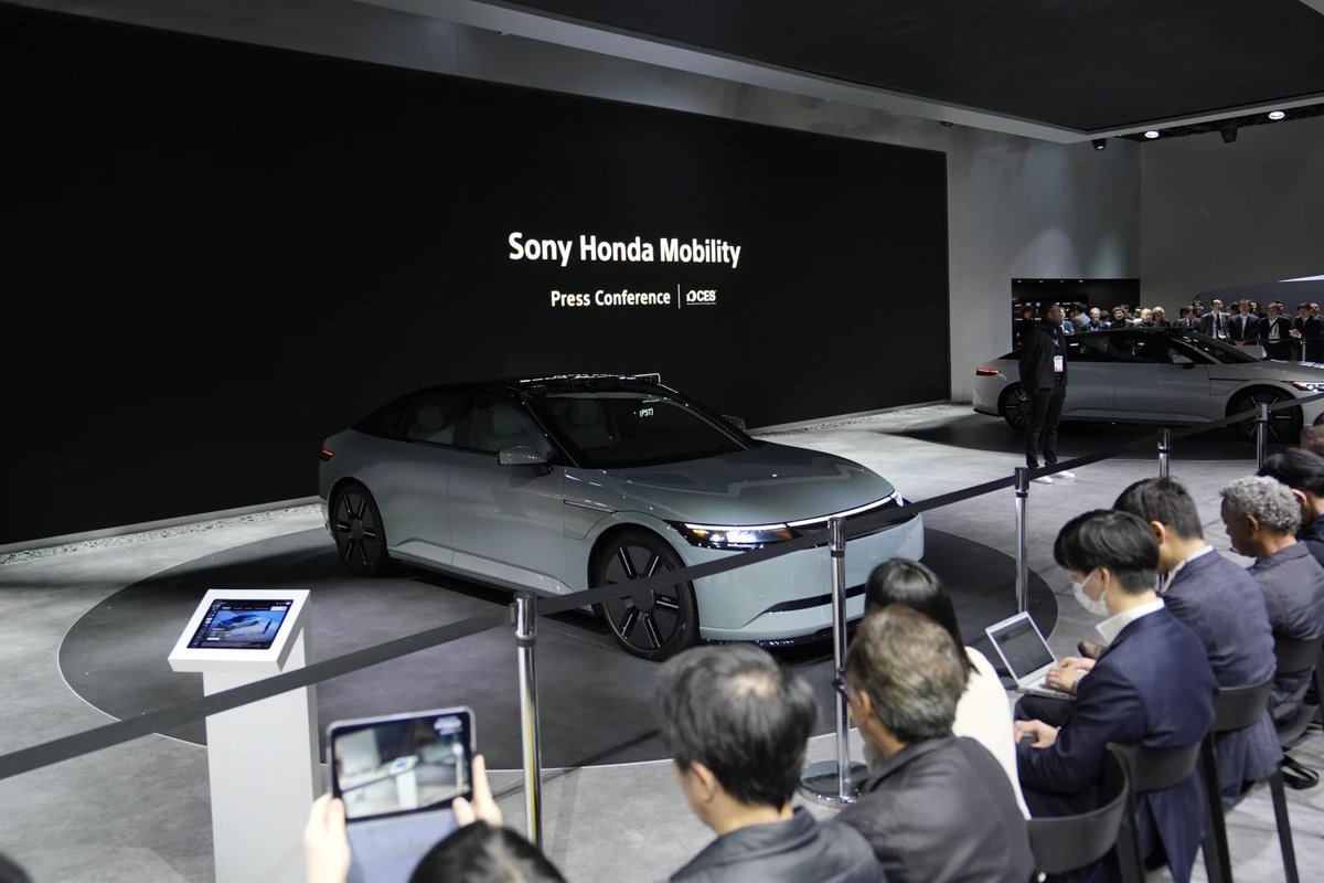 emddi_jsc's tweet photo. CES 2025: Honda’s EV boosts battery life by 30%, Hyundai’s AI-powered Level 4 autonomous cars redefine smart cities, and BMW’s electric sports car merges sustainability with future design. 

Innovation leads, but can cost &amp; infrastructure keep up? #CES2025 #EV #AI #Mobility https://t.co/93zXjKz6LL