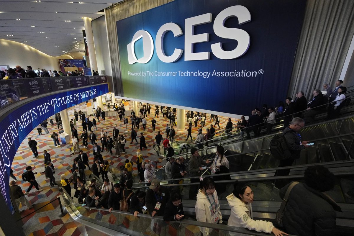 emddi_jsc's tweet photo. CES 2025: Honda’s EV boosts battery life by 30%, Hyundai’s AI-powered Level 4 autonomous cars redefine smart cities, and BMW’s electric sports car merges sustainability with future design. 

Innovation leads, but can cost &amp; infrastructure keep up? #CES2025 #EV #AI #Mobility https://t.co/93zXjKz6LL
