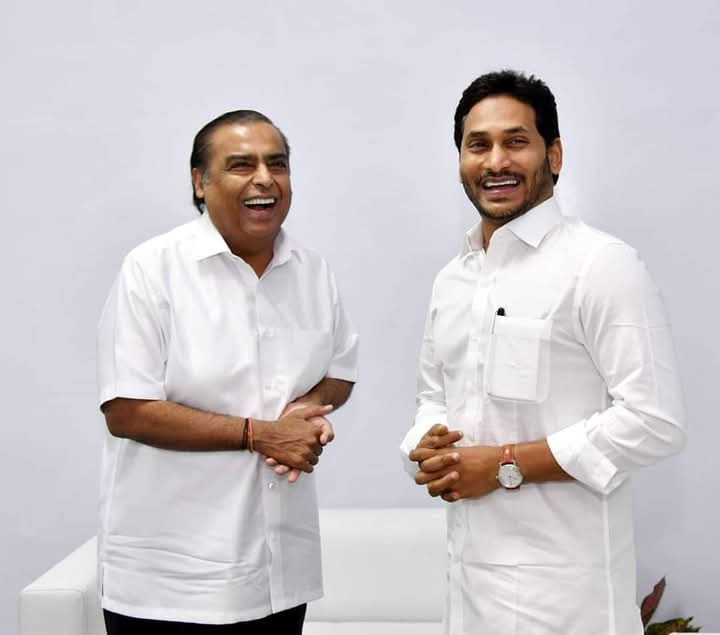 DrChiruTweets's tweet image. ఇప్పటివరకు దక్షిణ భారతదేశంలో జరిగిన ఏ పారిశ్రామికవేత్తల సదస్సు కి కూడా #Ambani హాజరుకాలేదు.

ఇప్పుడు ఏకంగా 15 మంది బోర్డు డైరెక్టర్లు , వైస్ ప్రెసిడెంట్లతో కలిసి విశాఖ వచ్చాడు 🤩 

జగన్మోహన్ రెడ్డి పవర్ అలాంటిది మరి 😎🔥

#AdvantageAP ! #APGIS2023
@ysjagan @MukeshDhiAmbani