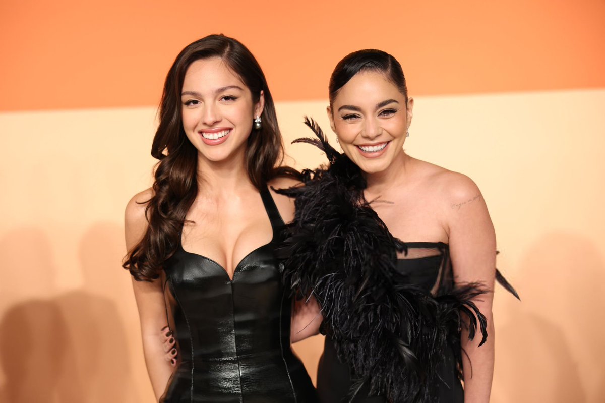 oliviarodrbr's tweet photo. Olivia Rodrigo e Vanessa Hudgens na afterparty do Oscar X Vanity Fair, em Beverly Hills, California. 🖤 https://t.co/td4hXqOXQd