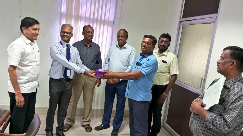 arasubus's tweet photo. அரசு விரைவு போக்குவரத்து கழகத்தில் பணிபுரியும் நடத்துனர்களை டிஜிட்டல் பரிவர்த்தனை செய்திட ஊக்குவிக்கும் பொருட்டு, கடந்த பிப்ரவரி மாதத்தில் பயணிகளிடம் மின்னணு பயணச்சீட்டு இயந்திரம் மூலம் அதிகளவில் டிஜிட்டல் பரிவர்த்தனை செய்த திரு. செந்தில் குமார் 
(திருச்சி பணிமனை),
திரு. நாராயண் (கோயம்புத்தூர் பணிமனை) மற்றும் திரு. விஜயகுமார் (மதுரை பணிமனை) ஆகிய மூன்று நடத்துனர்களுக்கு அரசு விரைவு போக்குவரத்து கழக மேலாண் இயக்குனர் திரு. இரா. மோகன் அவர்கள் இன்று பரிசு வழங்கி ஊக்கப்படுத்தினார். இந்த நிகழ்வின் போது பாரத ஸ்டேட் வங்கியின் உதவி பொது மேலாளர் மற்றும் துறை சார்ந்த அலுவலர்கள் உடன் இருந்தனர்.
#ArasuBus | #TamilNadu | #TransportDepartment |  #BusOperation | #SETC | #DigitalTicket 

@sunnewstamil | @PTTVOnlineNews | @ThanthiTV | @News18TamilNadu | @polimernews | @news7tamil | @Kalaignarnews | @DinakaranNews | @dinathanthi | @NewsTamilTV24x7 | @TamilTheHindu | @bbctamil | @the_hindu | @TOIChennai | @TOIIndiaNews