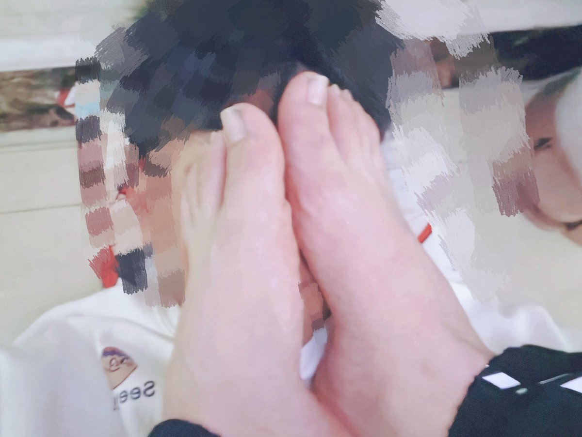 临近高考，做了两年半同桌的高中理工学霸👨‍🎓想要释放一下压力～🎵这我熟🤩直接吆呼到我家🥰学霸平时只知道学习也不爱搞卫生，脚味道好大😨，幸亏我帮他做了脚部SPA👅，可能舔的太舒服了，学霸竟然早泄了🤯不过学霸倒喜欢上了舔脚的感觉。跟我说以后还要做脚部SPA😋看在两年半同学情，只好答应他了🥰
