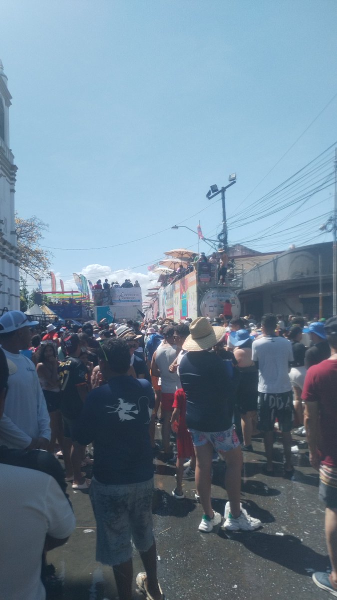 Pprp21's tweet photo. Cuando vas a carnavaliar solo y no conoces a nadie para que te tome una foto 😩💦😂 https://t.co/O5zPunjNZT