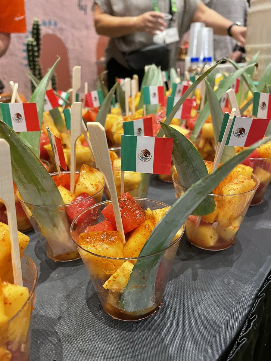 FamousEdJr's tweet image. Chef Felipe Castro draws crowds at our Shamrock Foods 2025 Crave Events, showcasing authentic Mexican flavors with Sobremesa by Shamrock Foods. 
 #ShamrockFoods #Sobremesa #Foodservice #SomosLatinos
