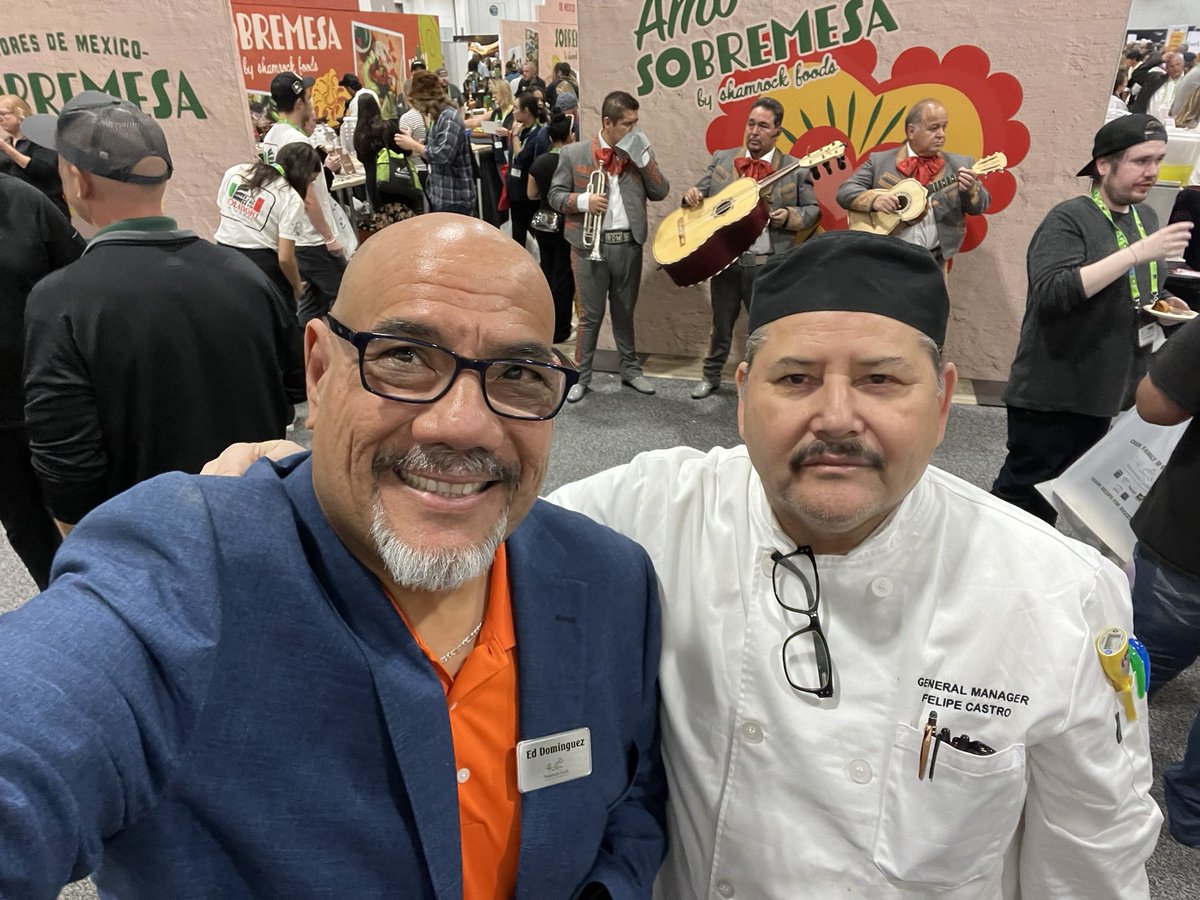 FamousEdJr's tweet image. Chef Felipe Castro draws crowds at our Shamrock Foods 2025 Crave Events, showcasing authentic Mexican flavors with Sobremesa by Shamrock Foods. 
 #ShamrockFoods #Sobremesa #Foodservice #SomosLatinos