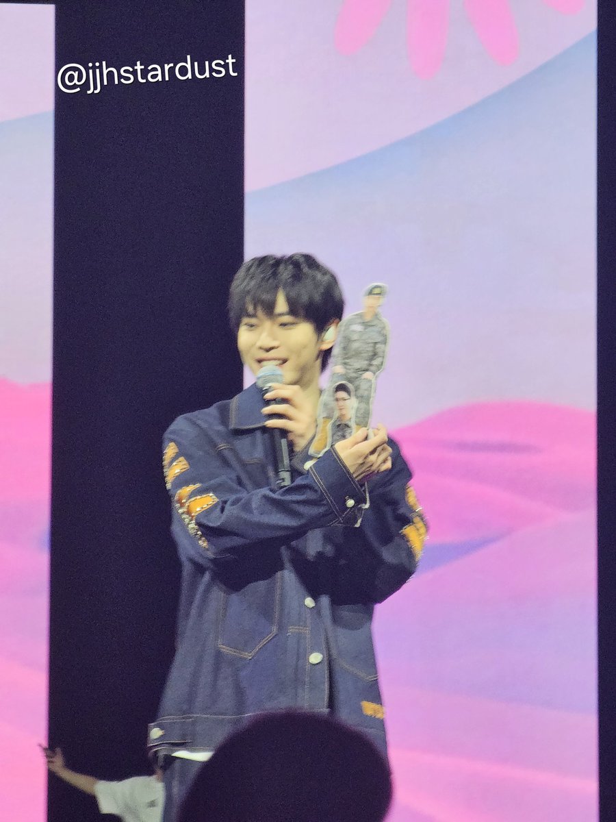 jjhstardust's tweet photo. Doyoung picked a fan's Jaehyun &amp; Taeyong military sign 😭

#THEMOMENTUM_NCT127 #NEOCITY_THE_MOMENTUM_IN_US  #NEOCITY_THE_MOMENTUM_IN_NEWARK https://t.co/CGBDnqij0y