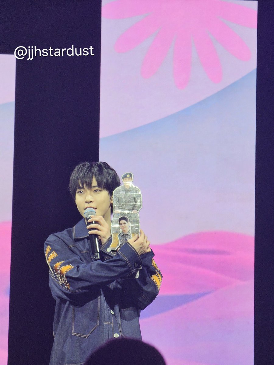jjhstardust's tweet photo. Doyoung picked a fan's Jaehyun &amp; Taeyong military sign 😭

#THEMOMENTUM_NCT127 #NEOCITY_THE_MOMENTUM_IN_US  #NEOCITY_THE_MOMENTUM_IN_NEWARK https://t.co/CGBDnqij0y