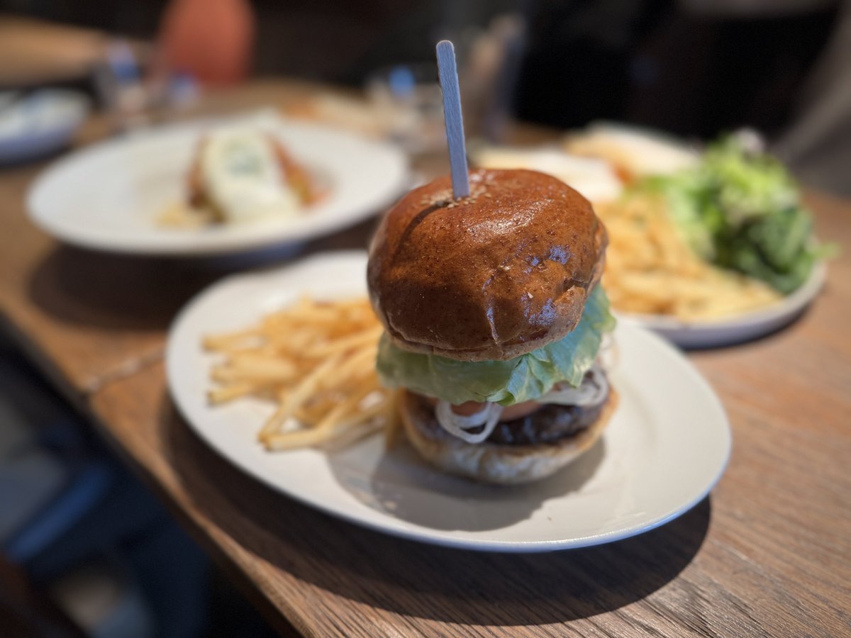 kabufuji_ito's tweet photo. 本日のランチは静岡の #BLUEBOOKScafe
ハンバーガーの食べ方迷います💦 https://t.co/wIAWwHdEE0