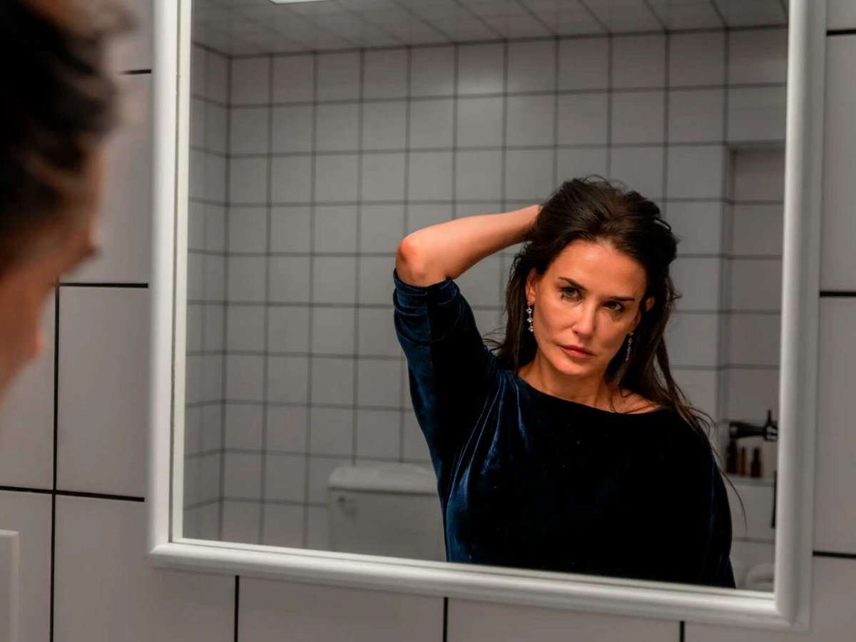 'La sustancia' sirve como crítica sobre cómo la industria del entretenimiento alaba la belleza y la juventud,  Demi Moore era la favorita por el discurso y termina perdiendo frente a una actriz joven…el chiste se cuenta solo