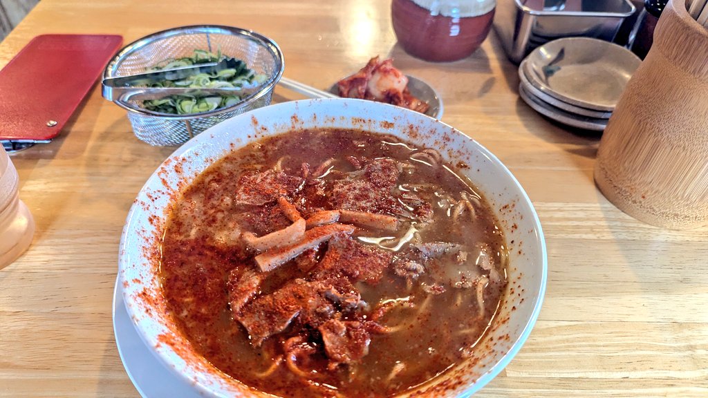 ラーメン一こく@福知山市
赤ラーメン
見た目ほど辛くなく、キムチやネギ食べ放題麺屋や京都でよくある中細縮れ麺
スープか獣臭い系で大好物
背脂チャッチャ系よりも久留米ラーメンに近い味わいで京都では不人気だとおもってたので食べることができて嬉しかった。うまい