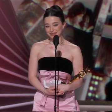 choquei's tweet photo. Mikey Madison tem que comer muito arroz e feijão pra chegar aos pés de Fernanda Torres e Demi Moore. #Oscars https://t.co/ooSSfvsTle