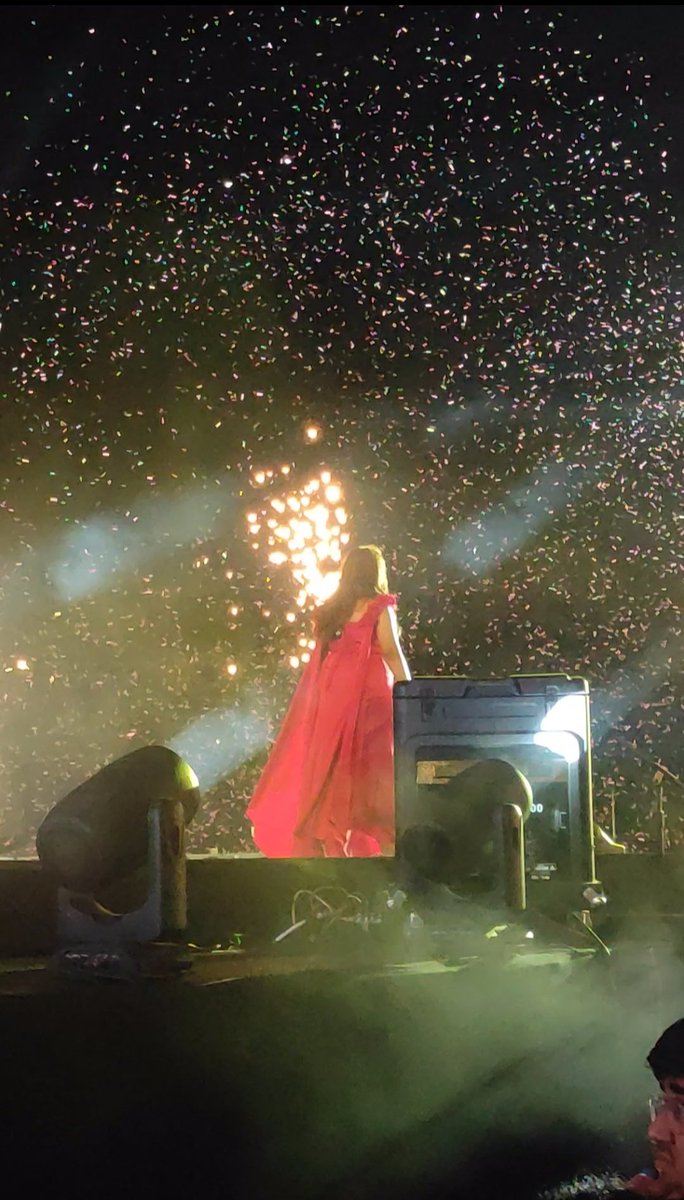 CecilLovesSG's tweet photo. Blurry clicks, but when it's Shreya Ghoshal, even the pixels sing❤️

@shreyaghoshal 
#AllHeartsTour  #Chennai https://t.co/C6XdcLyrQ2