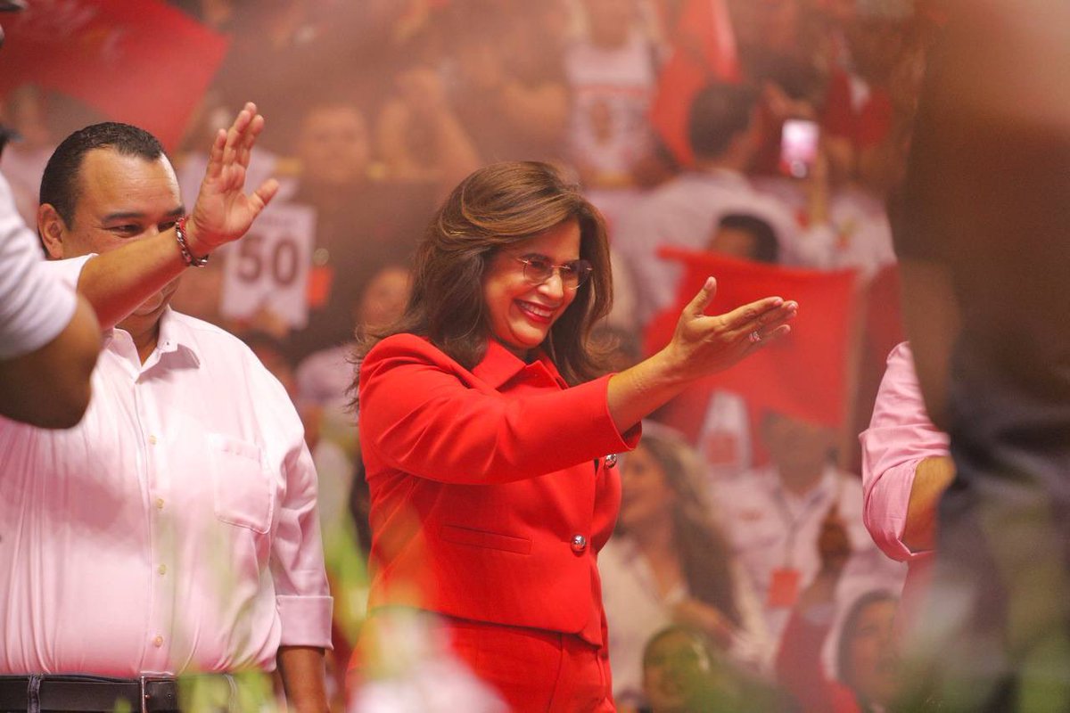 M28Libre's tweet photo. ¡Imparable! Tegucigalpa fue testigo de la fuerza del pueblo en el cierre de campaña de Rixi Moncada. 🌺❤️‍🔥
#M28PoderParaVos #RixiPresidenta https://t.co/MviHiMOe7m