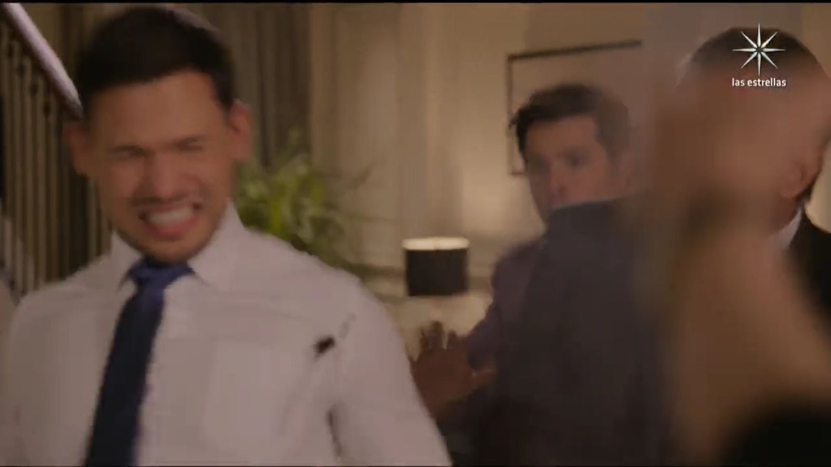 #LasHijasDeLaSeñoraGarcia
Don portilla arreglando la corbata, nico casi muriendo pero es un PORTILLA siempre debe verse bien 🤣🤣🫶