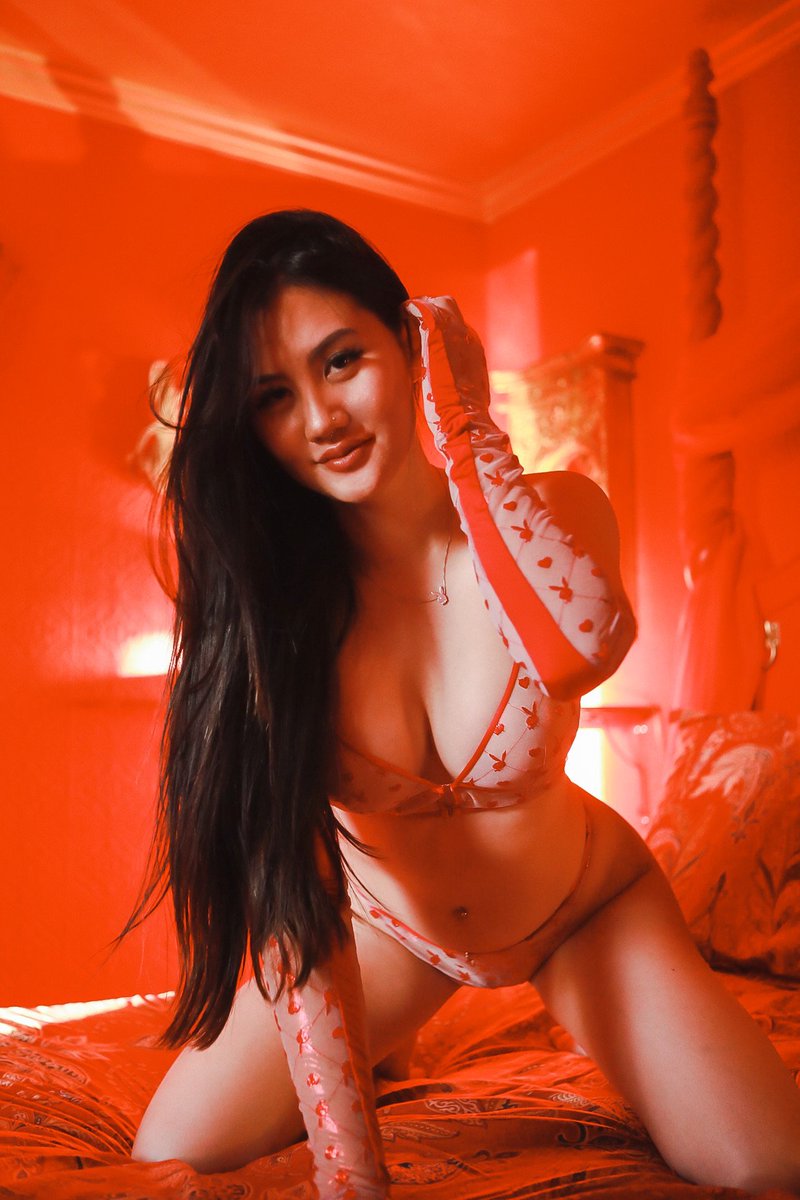 April_lovesXO's tweet photo. come over, i have a little surprise for you 😘 https://t.co/IyYRfvChcR