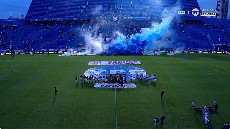 Que buen truco de magia, tiran bomba de humo y desaparecen..