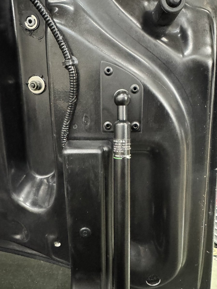 bande_Gr's tweet image. bnr34Nurの取り付けたDo-luckのトランクパネルに、純正のガスシリンダーをつける作業を施工させて頂いております。綺麗に装着出来てオーナー様にも喜んで頂きました🙇皆様からのお問い合わせお待ちしております🙇
@JingTechno 
#bnr
#gtr
#日産