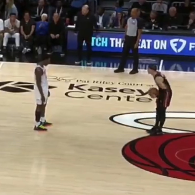 KncksIn4's tweet image. what can possibly be going through your mind when seeing this as your innocently holding a basketball