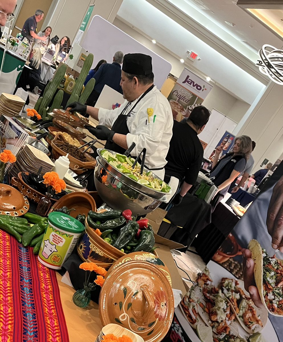 FamousEdJr's tweet image. Shamrock Foods Crave in Anaheim, California showcased Sobremesa and Chef Felipe Castro, featuring Shrimp Aguachile Ceviche, Empanadas de Queso Oaxaca, Tacos de Carne Asada con Salsa Cenizas, and a Tres Leches Brûlée. #ShamrockFoods #Sobremesa #ShamrockMexicanCrema #FamiliaFirst