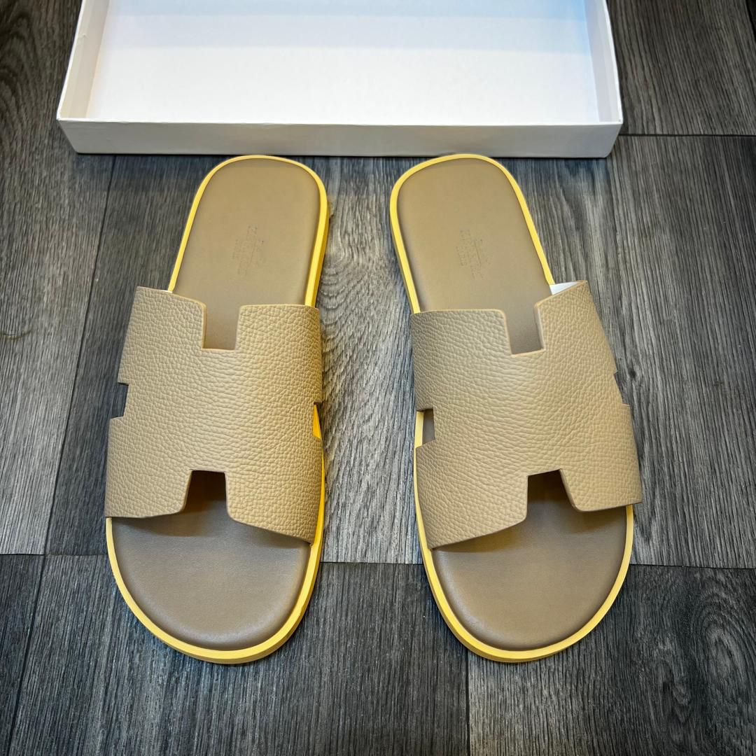 X_gee9's tweet image. 𝐎𝐑𝐈𝐆𝐈𝐍𝐀𝐋𝐋𝐘  𝐍𝐄𝐖 𝐒𝐀𝐍𝐃𝐀𝐋𝐒  💡

𝐒𝐈𝐙E 39,𝟒𝟎,𝟒𝟏,𝟒𝟐,𝟒𝟑,𝟒𝟒,𝟒𝟓,✅

𝐁𝐑𝐀𝐍𝐃: HERMES PARIS OG🔥☑️

𝐏𝐑𝐈𝐂𝐄 : 55,000/=☑️

*NB* : QUALITY 1st🔥🪡