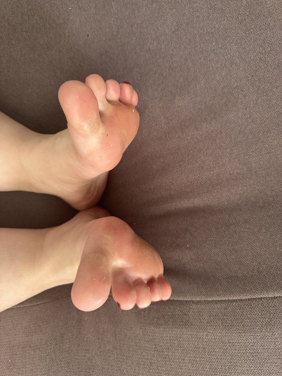 Guten Morgen die Göttin ist erwacht und erwartet den Antritt ihrer Sklaven 😈⛓️💸 #herrinsuchtsklave #feetworshippers #fußherrin #findomfeet #feetpic #feetsmell #feetpic #feetpicsforyou