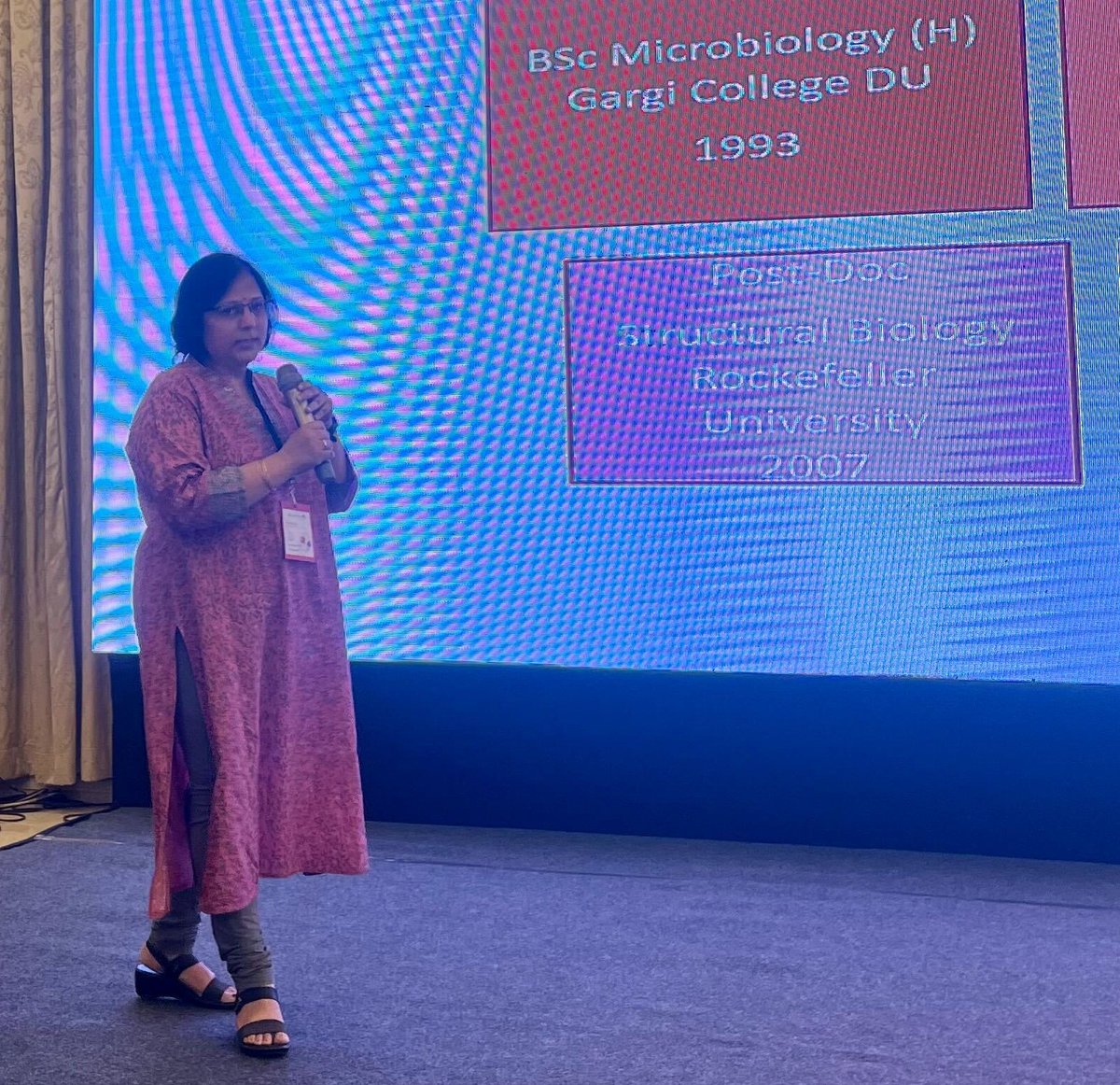 The first mentor talk is underway! 🎙️

<a href="/deepjxtal/">Deepti Jain</a> (<a href="/unescorcb/">RCB</a>) offers incredible insights into the field and the challenges she has overcome during her research journey.

"It's never too late. Don't self-reject yourself before applying."

<a href="/IndiaBiofilms/">India Biofilms Society</a>