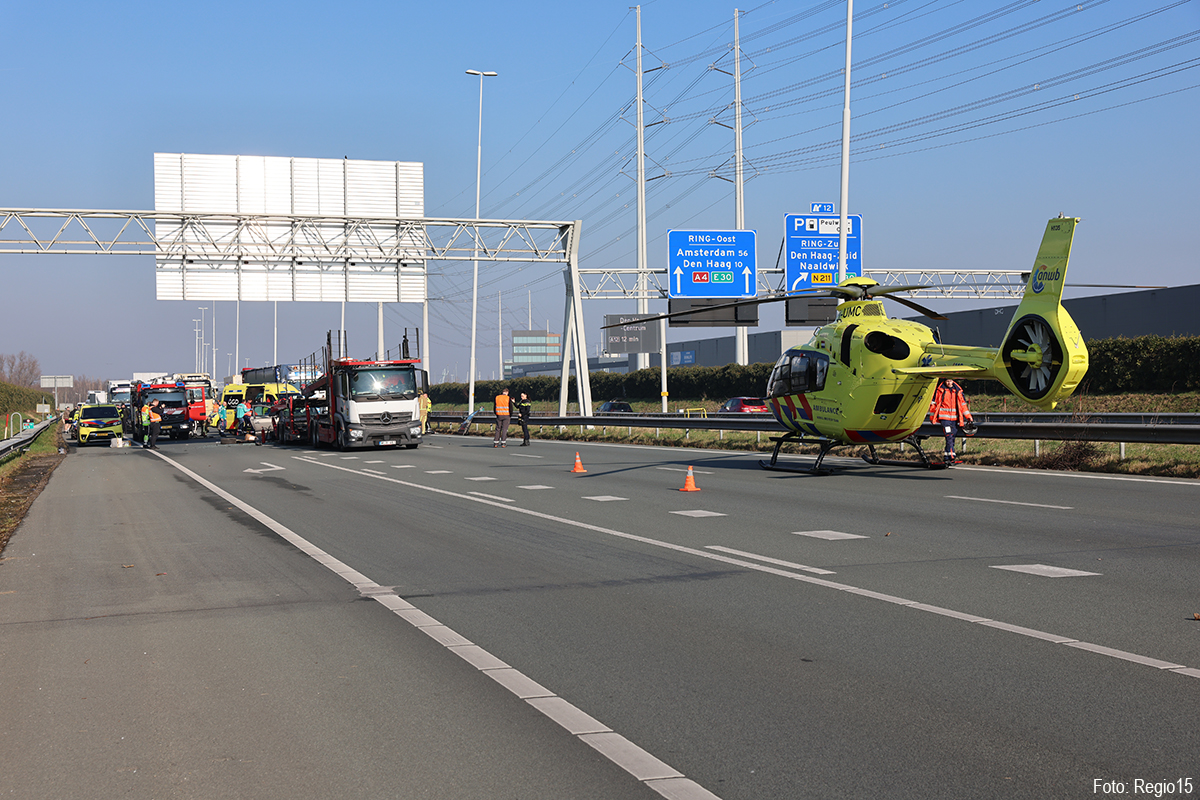 Auto botst achterop autotransporter op de A4