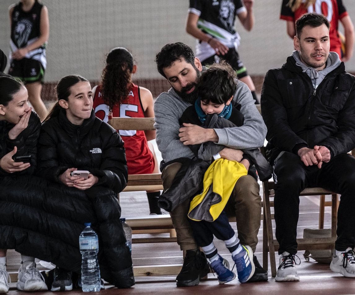 BasketAlmeda's tweet photo. 🫀Més enllà de la pista, més enllà de cada jugada… el que ens defineix és el que som junts. Això és l’ADN Almeda, i es viu en cada gest, en cada crit i en cada abraçada!🫂

En aquestes imatges de Xavi Bertral podeu veure l’essència del nostre club!🖤💛

#3x3 #ADNAlmeda https://t.co/oiMG5miAk3