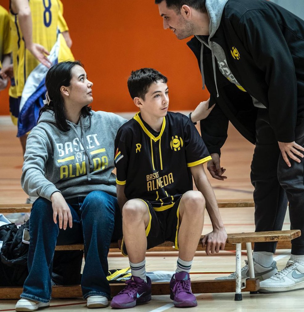 BasketAlmeda's tweet photo. 🫀Més enllà de la pista, més enllà de cada jugada… el que ens defineix és el que som junts. Això és l’ADN Almeda, i es viu en cada gest, en cada crit i en cada abraçada!🫂

En aquestes imatges de Xavi Bertral podeu veure l’essència del nostre club!🖤💛

#3x3 #ADNAlmeda https://t.co/oiMG5miAk3