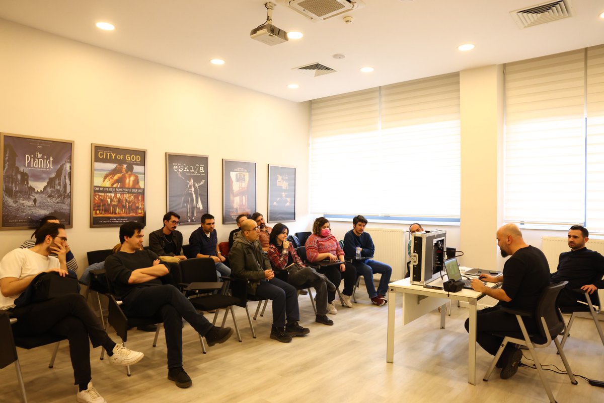 Sinemaseverler Sinema Atölyemizde buluştu! 🎬

Emin Urundaş ve İlyas Uygur, post prodüksiyon ve görsel efektlerin inceliklerini katılımcılarla paylaştı.

Katılımcılar sinemanın büyülü dünyasına yakından tanıklık etti.

📍Zülfü Livaneli Kültür Merkezi