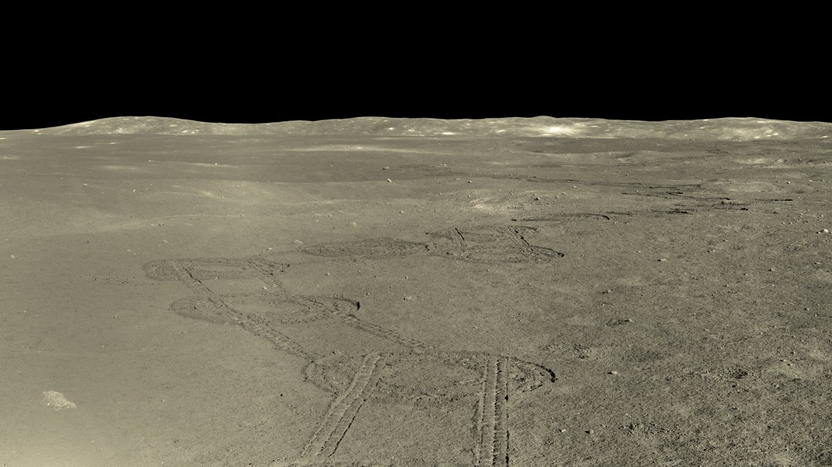 玉兔二号新照片，由月球车桅杆全景相机的左相机 56 张环拍后裁剪。拍摄日期是 2024-12-06（探测器第 74 月昼），拍摄时玉兔二号位于月球背面的南纬 45.423860° 东经 177.563171°。
在这里月球车的累计行驶里程大约是 1 630 m。月球车在最近每个月昼平均移动大约 5 m。
（CAS/NAOC/GRAS/SegerYU）