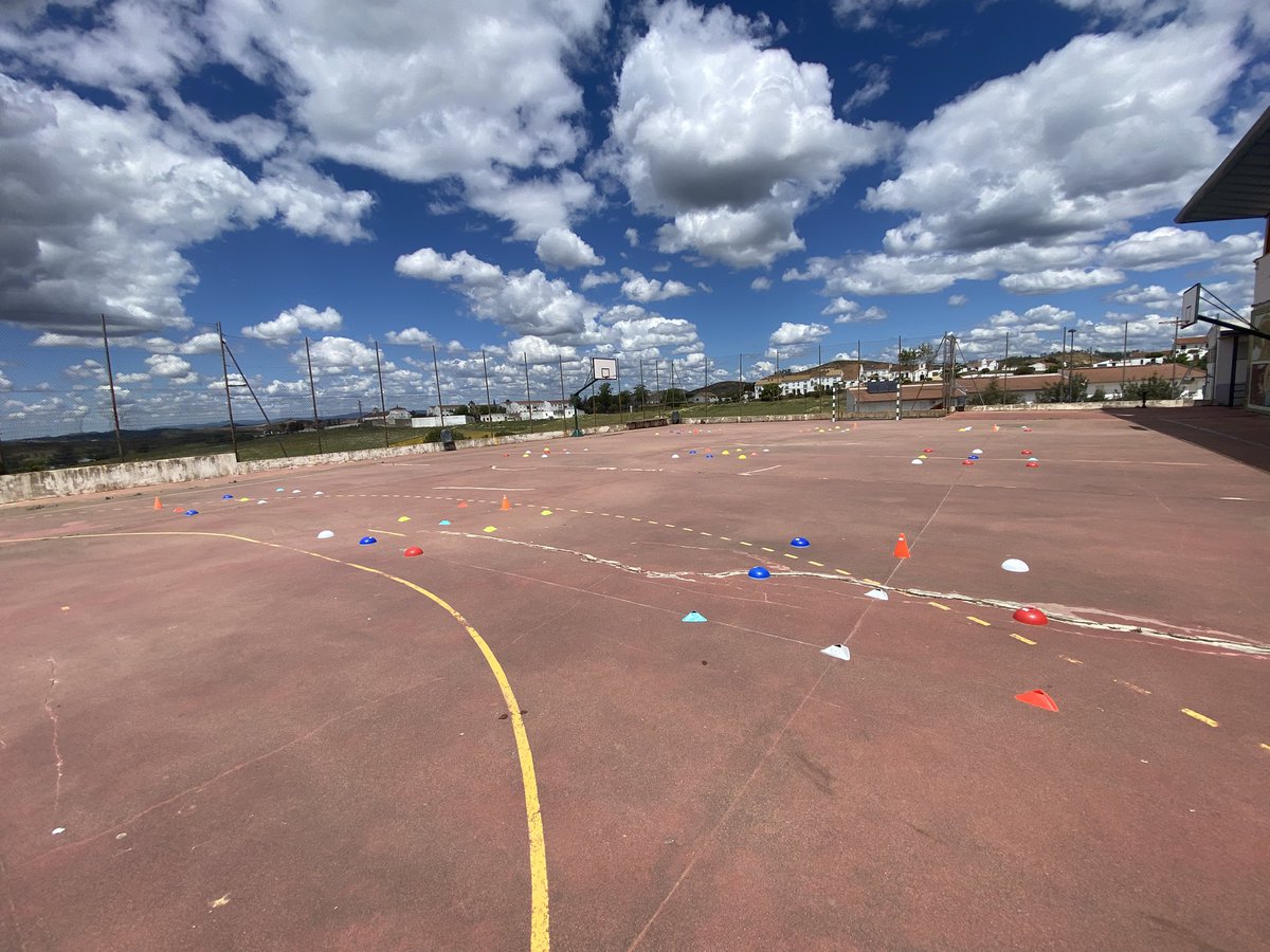 Pro_EdF's tweet image. 🫣 Opciones de trabajar la iniciación a Orientación deportiva.

➡️ Colocación 91 conos en cuadrados 3x3
➡️ Cada cono un número aleatorio
➡️ Planos con diferentes recorridos y diferentes niveles

✅El alumnado sigue el recorrido del plano anotando en hoja control núms encontrados