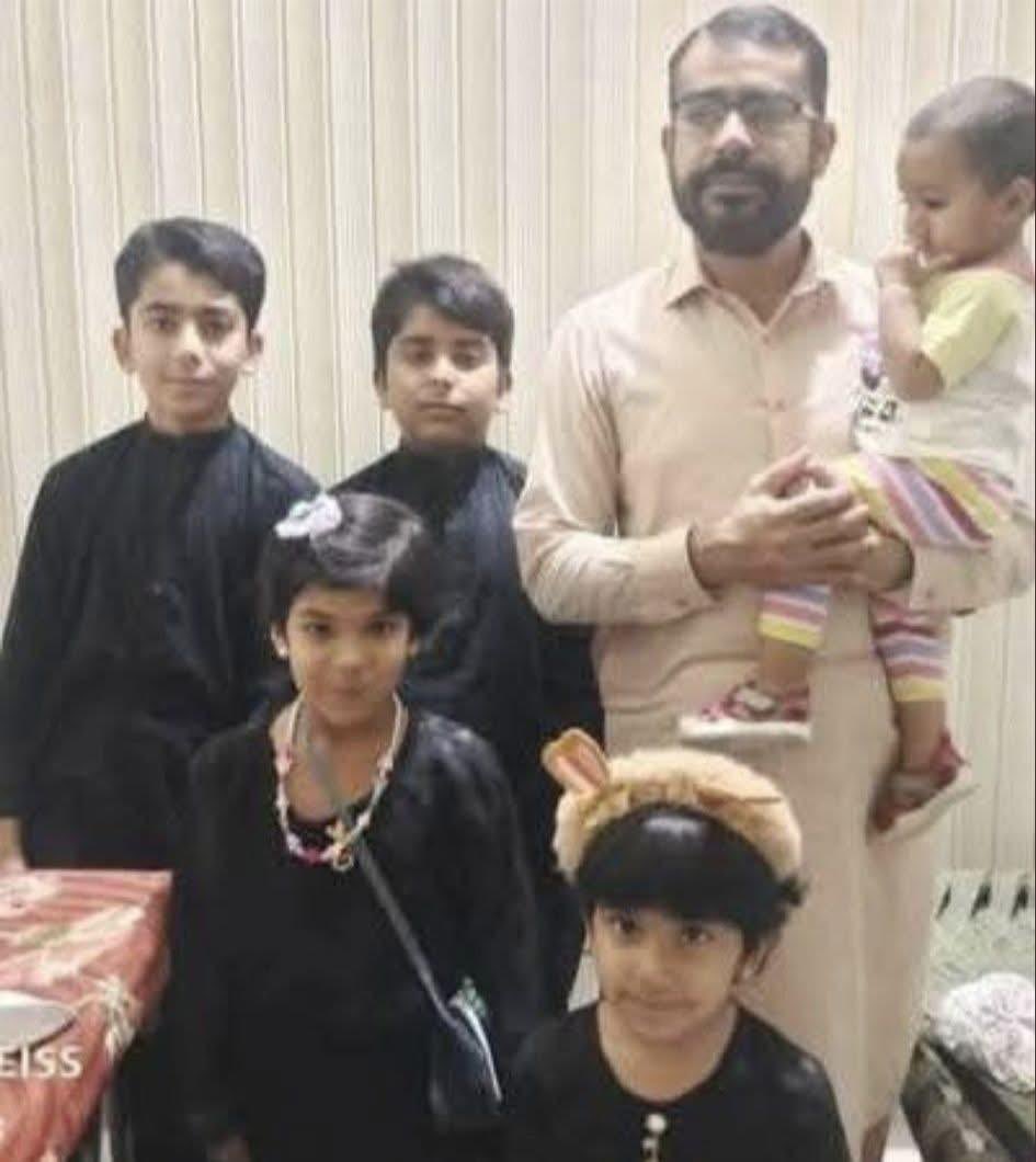 لاہور ہائی کورٹ کا تاریخی فیصلہ ______!!!

نیچے تصویر میں بچوں کے ہمراہ نظر آنا والا شخص آصف جاوید ہے جس نے ہائی کورٹ کے باہر پٹرول ڈال کر خودسوزی کی کوشش کی اور پھر اسپتال میں دم توڑ گیا، آصف نیسلے کمپنی میں کام کرتا تھا 9 سال پہلے اس نے مزدوروں کے حق کے لئے مزدور یونین بنائی جس