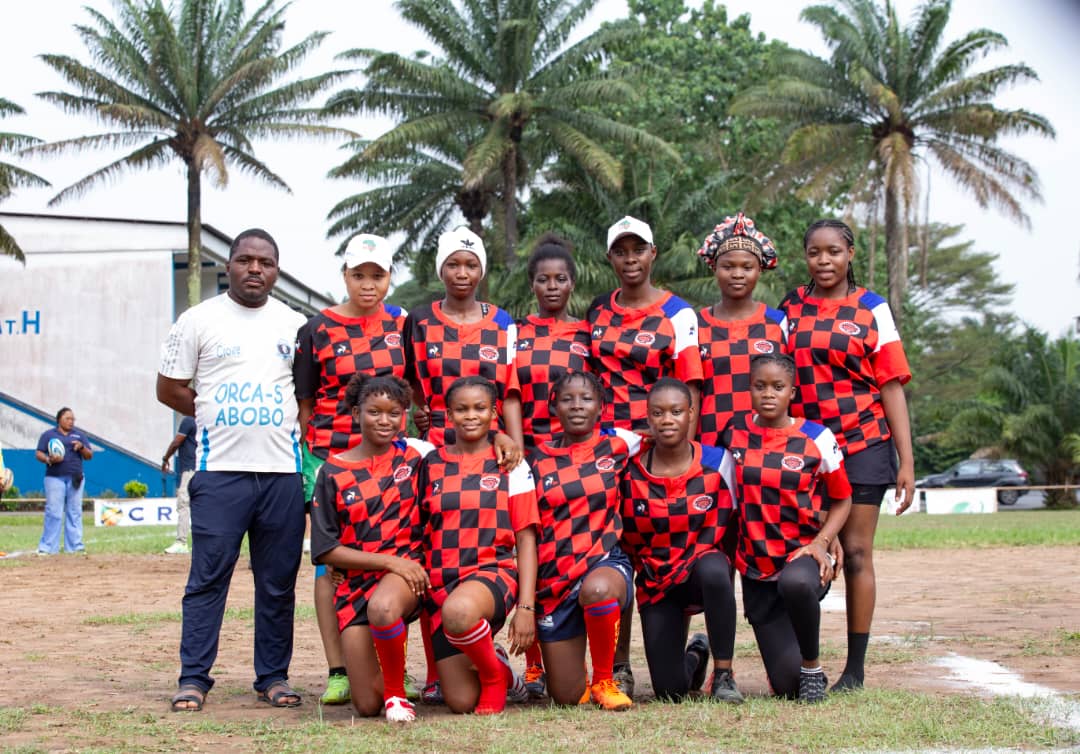 Seigneur, bénis le fruit de la terre.
la vie de tes enfants. Le pain de l'amitié.
Ouvre nos yeux sur le monde, 
nos coeurs pour mieux l'aimer,
nos mains pour le servir.
Amen.