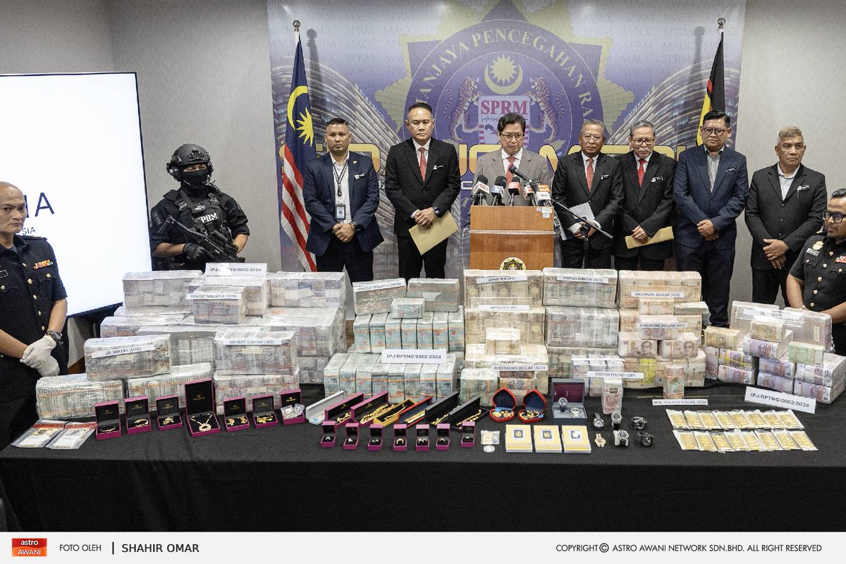 501Awani's tweet photo. Ketua Pesuruhjaya Suruhanjaya Pencegahan Rasuah Malaysia (SPRM), Tan Sri Azam Baki mengadakan sidang media susulan rampasan wang tunai RM170 juta dalam pelbagai mata wang asing serta 16 kilogram jongkong emas tulen dianggar bernilai RM7 juta yang membabitkan bekas Perdana Menteri, Datuk Seri Ismail Sabri Yaakob, pada Ahad.

📸: Astro AWANI / @shahiromar

#AWANInews