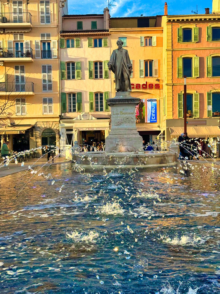 Un petit bonjour depuis Cannes 

#cannes #CannesAvance #ilovecannes #CotedAzurFrance #jmlpyt #photography