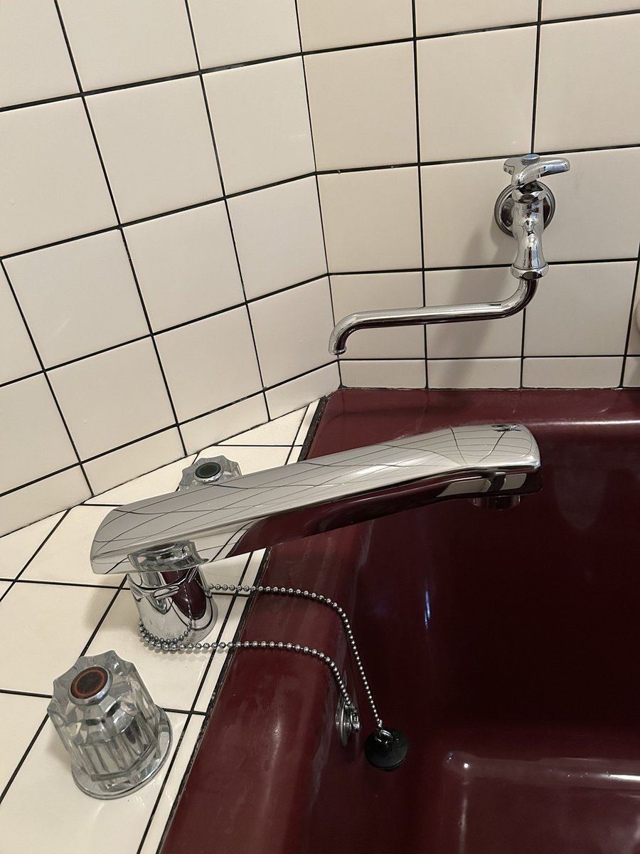 お風呂掃除は【カビ】以上に【石鹸カスや水垢】に手をやきます💦
それでも気合いと根性でここまで綺麗に仕上がります🥰

¥14,300-  〜  ¥17,600-  （2025年3月現在）

お気軽にお問い合わせ下さい💪✨

kochi-clean.com

#高知美装