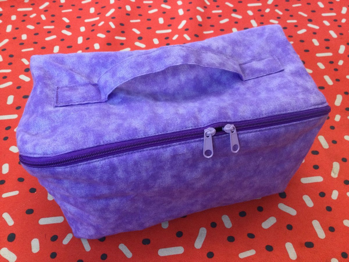 sallyannsews's tweet image. #merrymaid #quiltingclass #packingcube

Jill has made a lovely job of her packing cube. 🙂