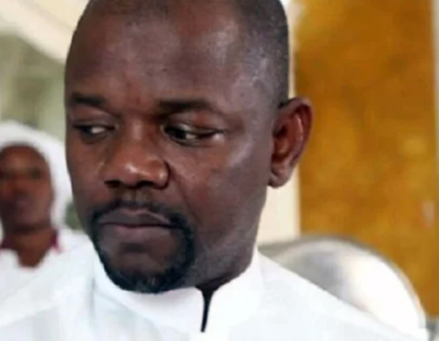 📌Scandale Foncier : Suite et pas fin
Les villas des ministres vendus à Tahirou Sarr 
Sous l'ère Wade, il a été confié à TRE, l'entreprise de Cheikh Amar la construction de 40 villas aux Mamelles pour servir de logements de fonction aux ministres. Durant son magistère,  le régime