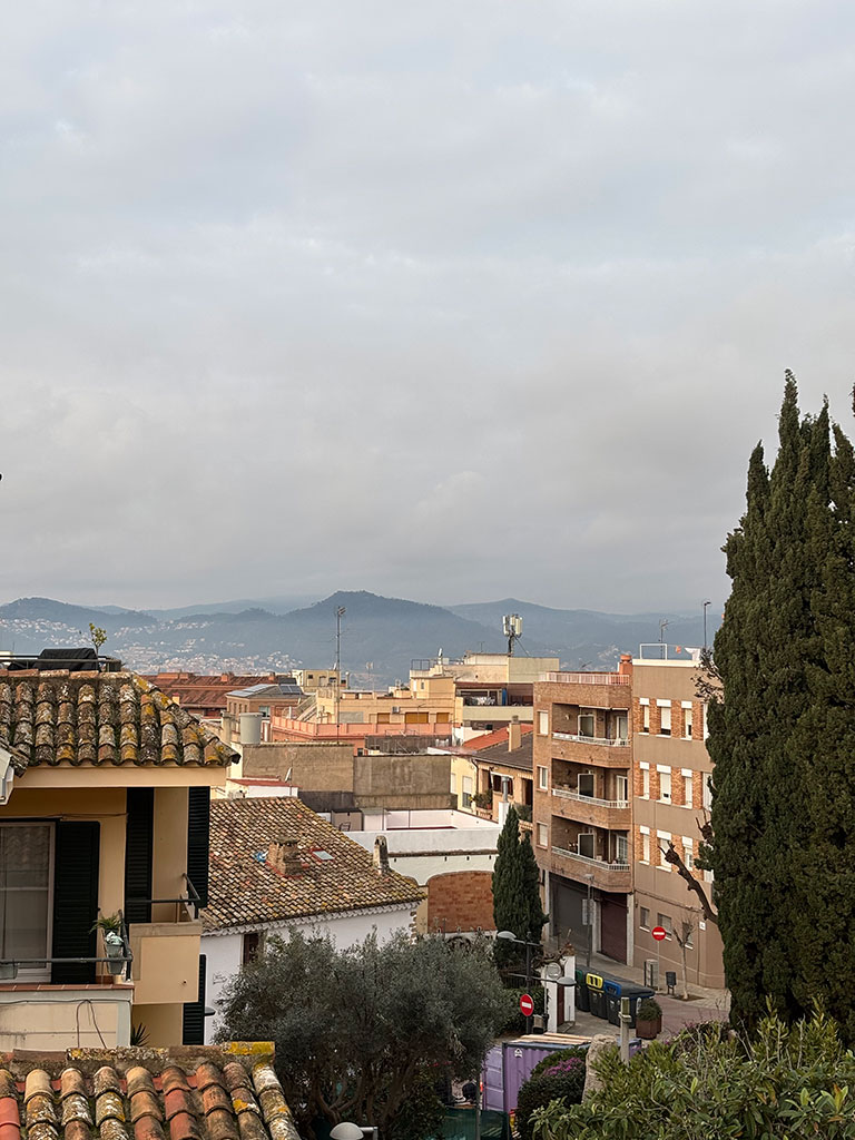 radiodesvern's tweet photo. Situació de llevant que portarà molts núvols durant tota la jornada, a la tarda pot ploure una mica poca cosa, de nit tapat, temperatures sense canvis, ara tenim 12 °C. Demà i dimecres molts núvols i alguna ullada de sol, sense pluja. #MeteoSantJust #SantJust +info👇🏼 https://t.co/68wflPYOjX