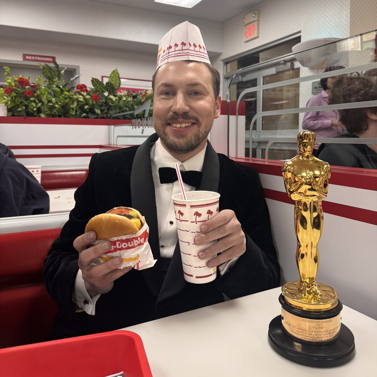 ‘FLOW’ director Gints Zilbalodis celebrating his #Oscar    win at In-N-Out. 

See the full winners list: bit.ly/OscarWins25