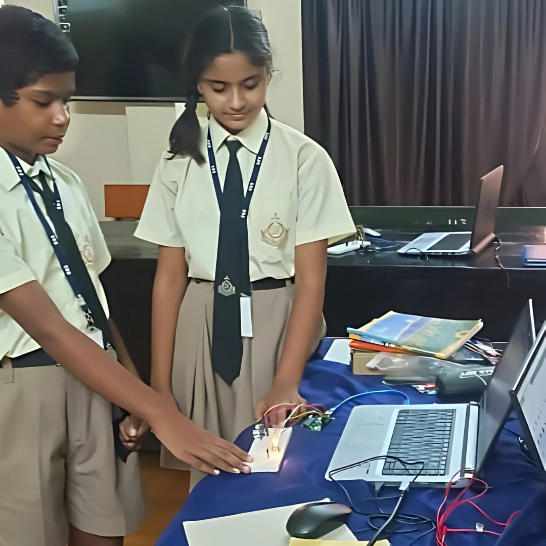 Stem126's tweet image. Future Innovators in Action! 
Look at these young minds diving into the world of Arduino programming!  From writing code to connecting circuits, they are mastering the art of embedded systems and IoT at an early age.
#STEM126 #ArduinoCoding #FutureInnovators #STEMEducation