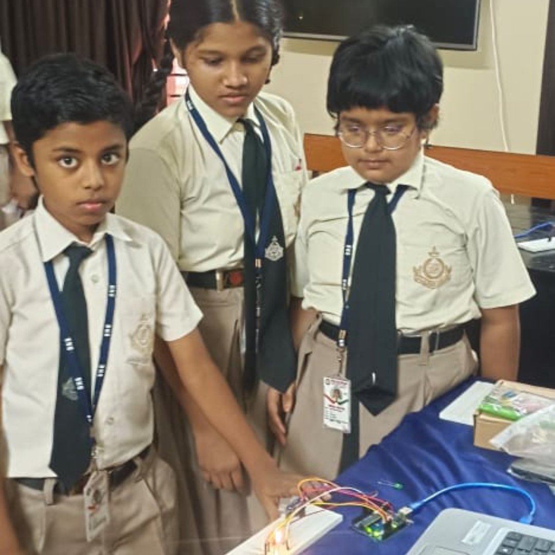 Stem126's tweet image. Future Innovators in Action! 
Look at these young minds diving into the world of Arduino programming!  From writing code to connecting circuits, they are mastering the art of embedded systems and IoT at an early age.
#STEM126 #ArduinoCoding #FutureInnovators #STEMEducation