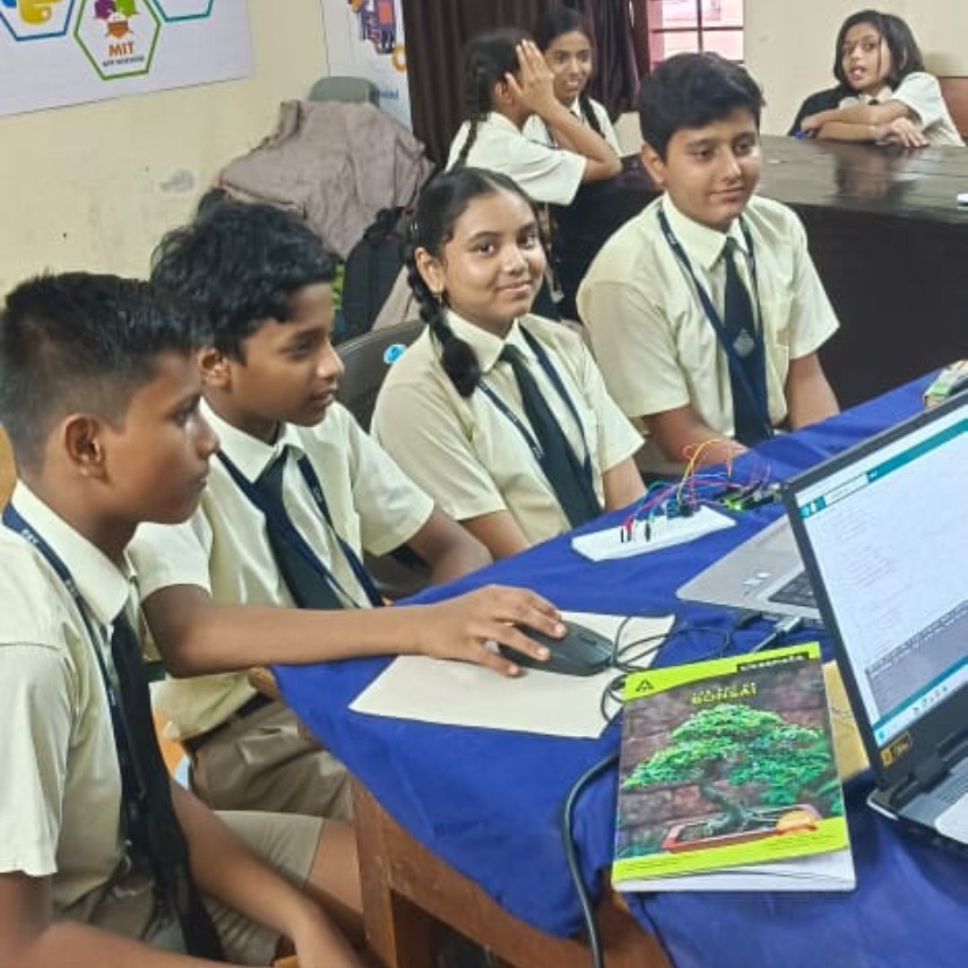 Stem126's tweet image. Future Innovators in Action! 
Look at these young minds diving into the world of Arduino programming!  From writing code to connecting circuits, they are mastering the art of embedded systems and IoT at an early age.
#STEM126 #ArduinoCoding #FutureInnovators #STEMEducation