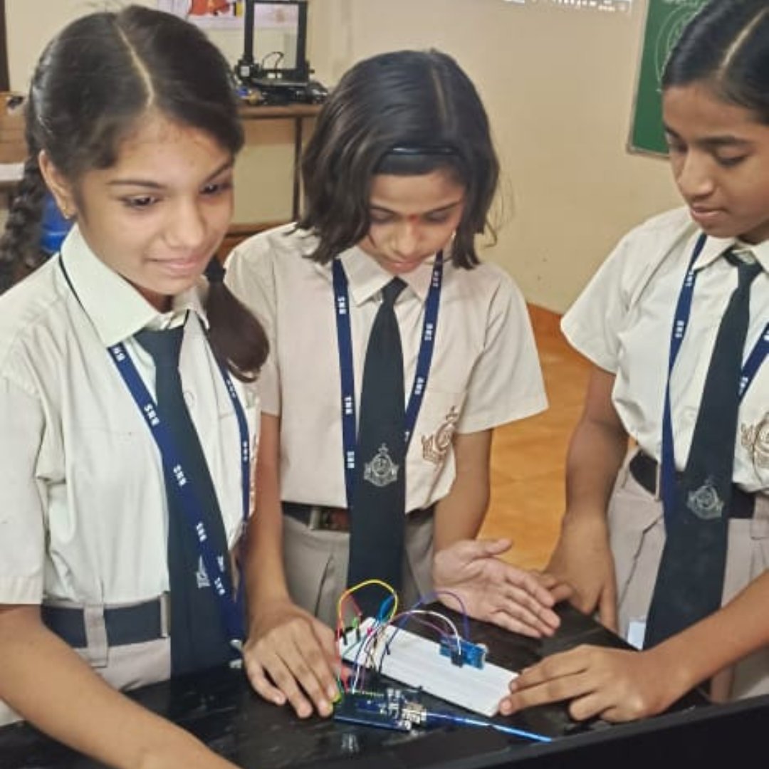 Stem126's tweet image. Future Innovators in Action! 
Look at these young minds diving into the world of Arduino programming!  From writing code to connecting circuits, they are mastering the art of embedded systems and IoT at an early age.
#STEM126 #ArduinoCoding #FutureInnovators #STEMEducation